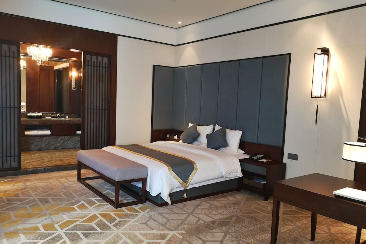 Business Suite | In-room safe, blackout curtains, soundproofing, iron/ironing board