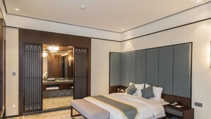 Suite – deluxe | Safe på rommet, blendingsgardiner, lydisolert og strykejern/-brett