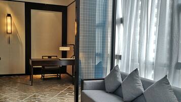 Business Suite | In-room safe, blackout curtains, soundproofing, iron/ironing board