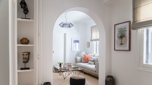 Una sala de estar moderna con un sofá, una mesa de centro y objetos decorativos.