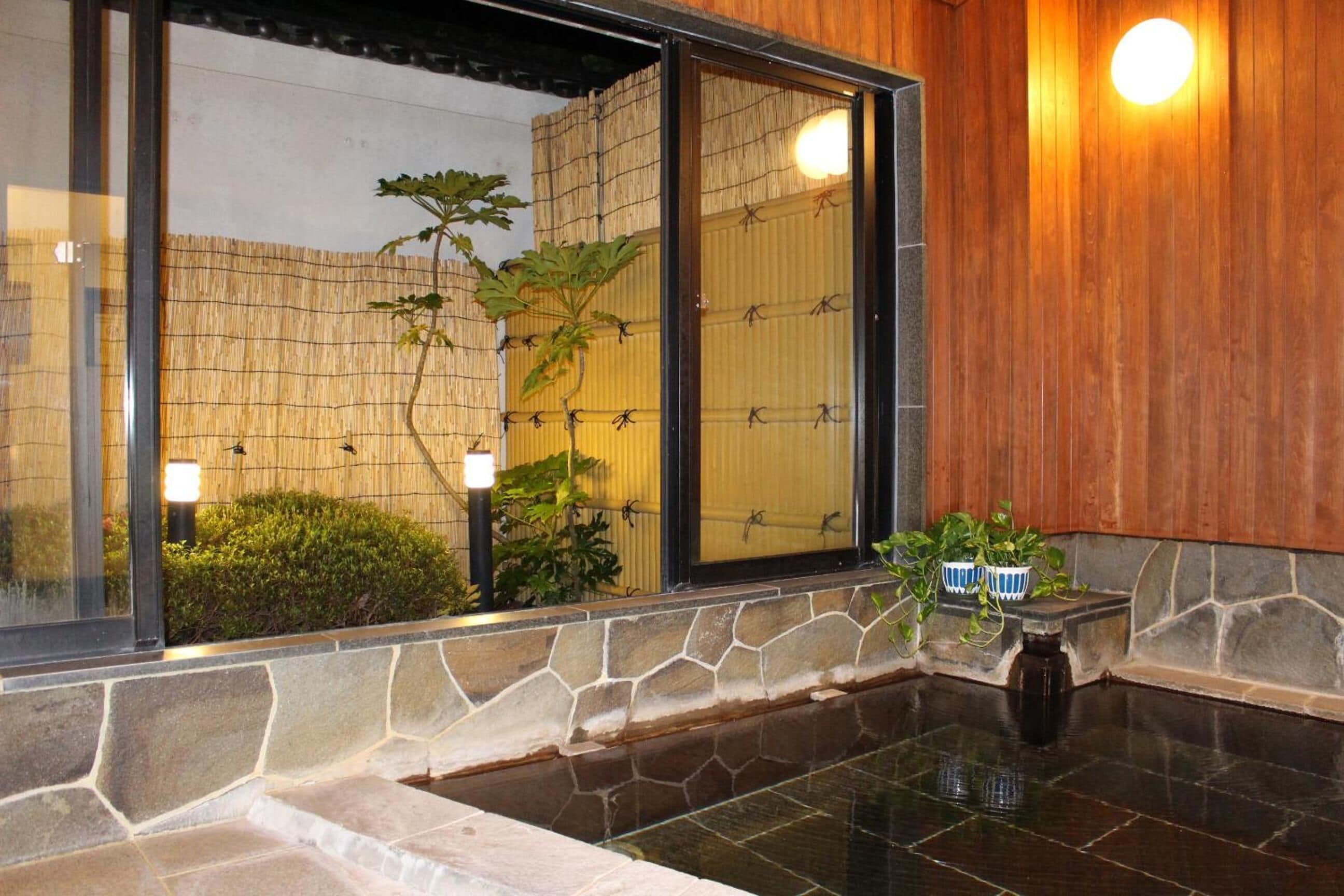 Quarto quádruplo tradicional, para não fumantes (Sushi Auberge, Private Onsen) | Banheiro | Produtos de toalete grátis, secador de cabelo, chinelos 