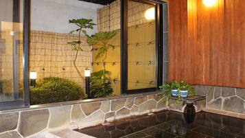 Quarto quádruplo tradicional, para não fumantes (Sushi Auberge, Private Onsen) | Banheiro | Produtos de toalete grátis, secador de cabelo, chinelos