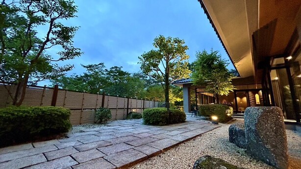 A modern building with a stone pathway leading to a covered seating area. - Sushi Auberge Gorasaryo (Hakone)