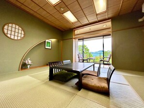 Cubrecamas y caja de seguridad en la habitación 