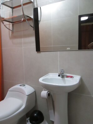 Shower, free toiletries, towels