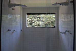 Superior-Apartment, Mehrere Betten | Dusche im Bad