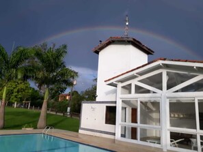 Una piscina al aire libre