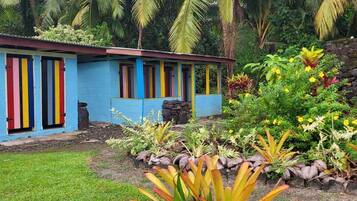 Bungalow cơ bản, quang cảnh biển (Beach Fale) | Phòng tắm | Buồng tắm vòi sen, vòi sen phun mưa, giấy vệ sinh