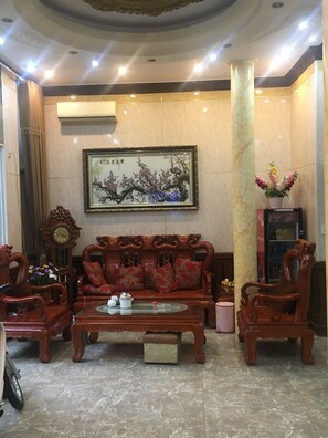 23-inch flat-screen TV with cable channels, TV - Ho Tay hotel (Ha Long)