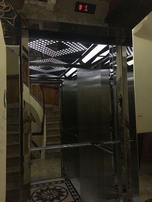 Télévision à écran plat de 23 pouces avec chaînes par câble, télévision