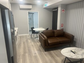 Departamento estándar | Área de sala de estar | Televisión de pantalla plana 