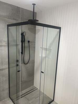 Standard-Apartment | Badezimmer | Dusche, Regendusche, kostenlose Toilettenartikel, Haartrockner