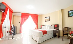 Duntäcken, minibar, värdeförvaringsskåp på rummet och skrivbord