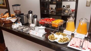 Petit déjeuner complet compris tous les jours