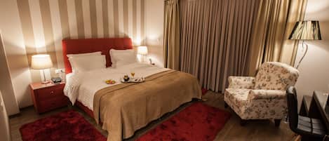 Habitación superior, 1 cama de matrimonio grande con sofá cama | Minibar, caja fuerte, sistema de insonorización y wifi gratis