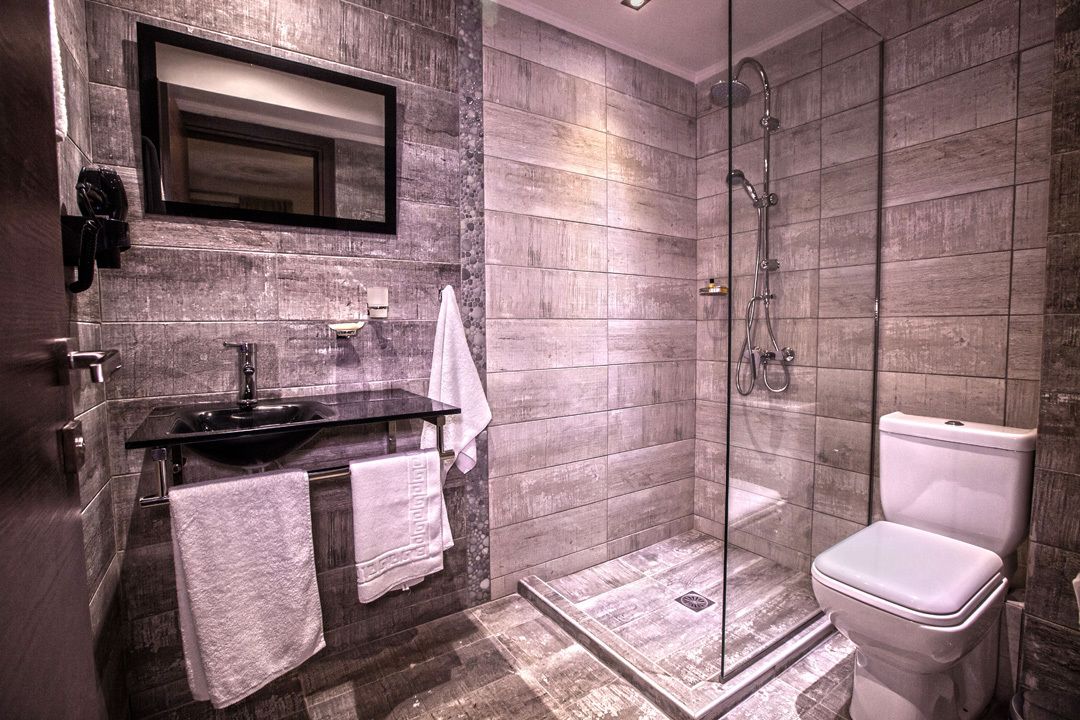 Superior Room, 1 King Bed with Sofa bed | Bathroom | Shower, free toiletries, hair dryer, slippers