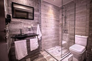 Superior kamer, 1 kingsize bed met slaapbank | Badkamer | Een douche, gratis toiletartikelen, een haardroger, pantoffels