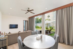 디럭스 빌라, 킹사이즈침대 1개 | 거실 공간 | LED TV