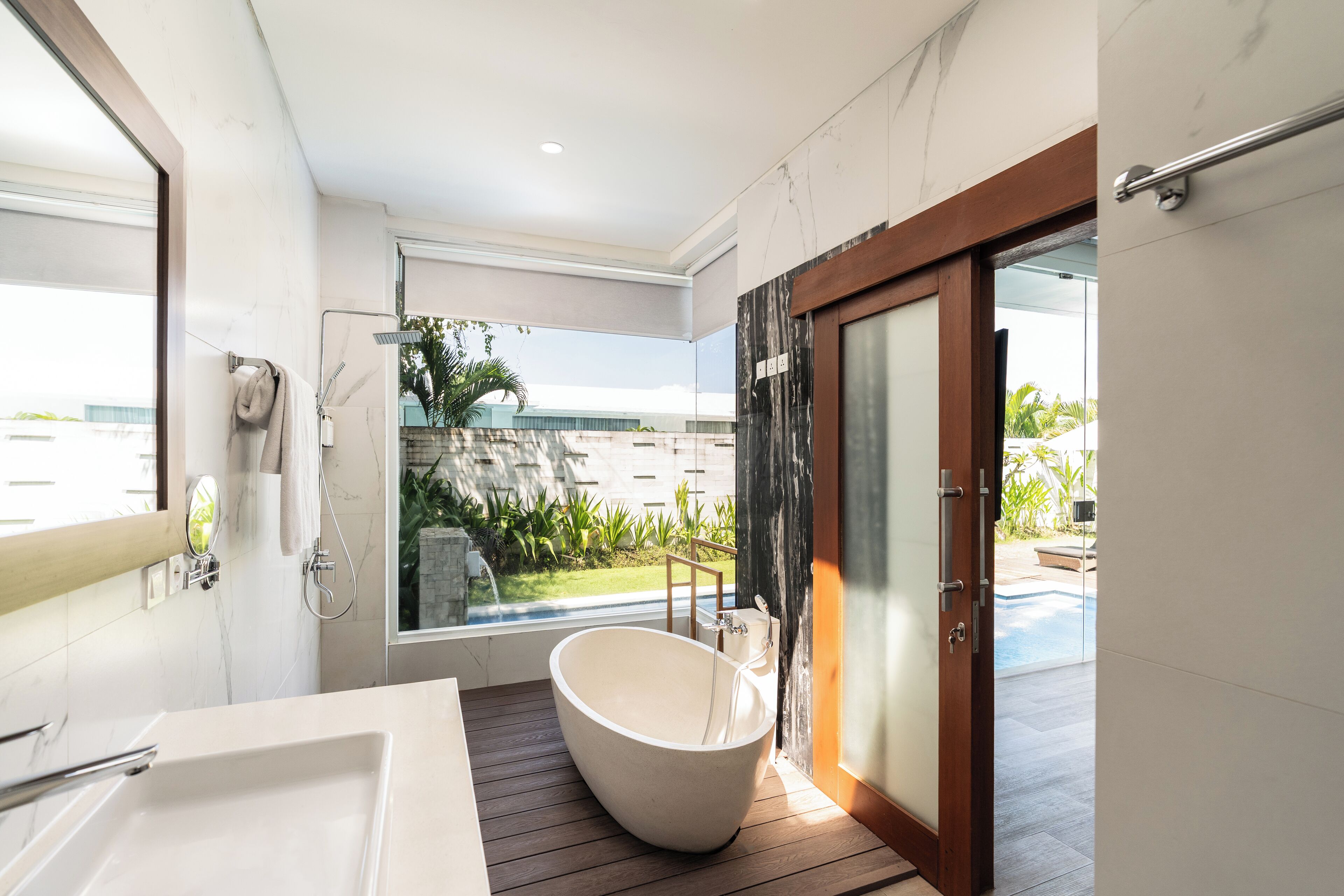 Villa Deluxe, 1 cama de matrimonio grande | Baño | Bañera y ducha independientes y bañera profunda