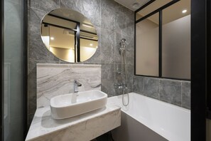 Shower, hydromassage showerhead, free toiletries, hair dryer - No.25 Signature Hotel Daechung (Busan)