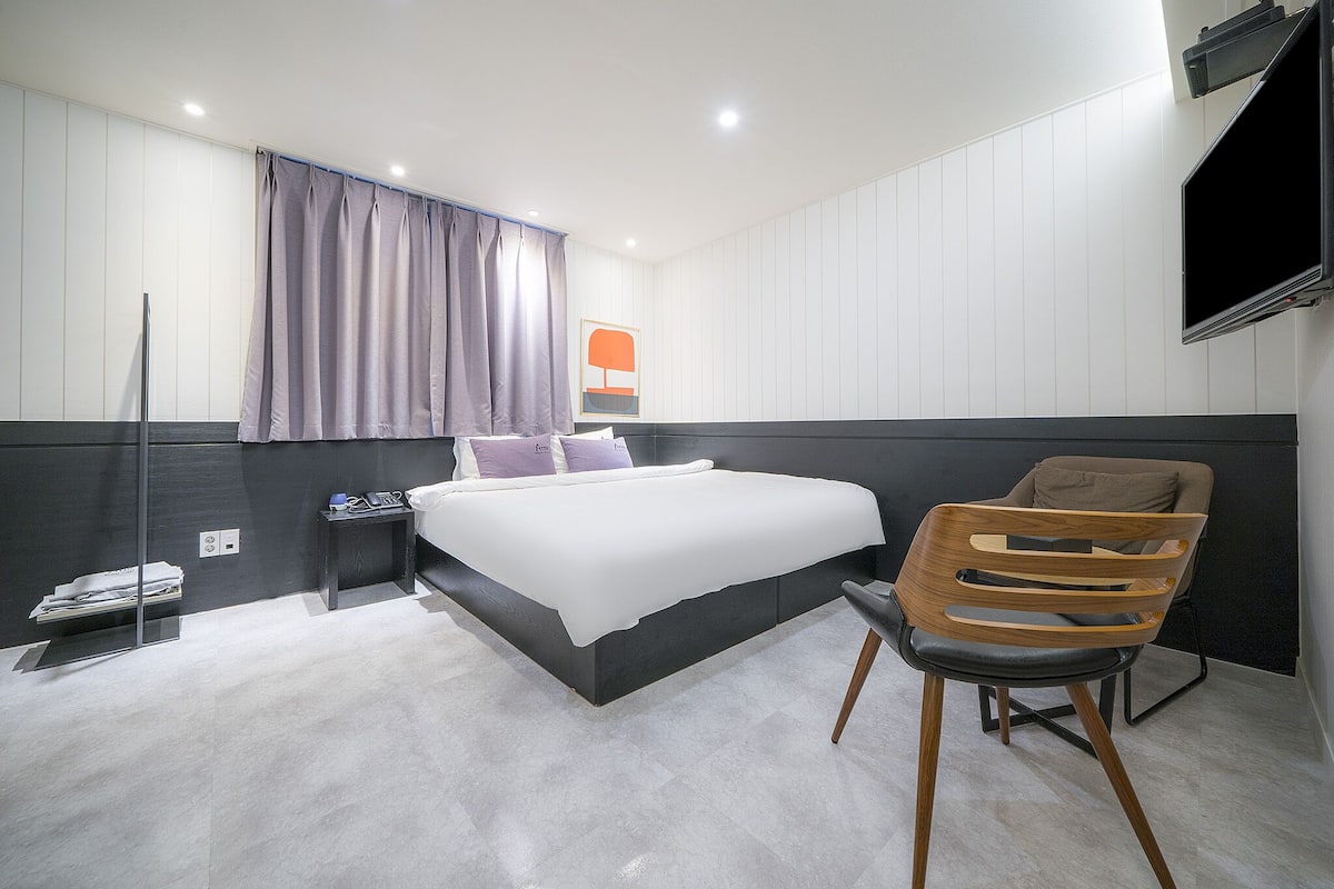 1 bedroom, blackout curtains, soundproofing, free WiFi