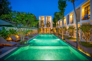 室外泳池；07:00 至 22:00 開放；泳池傘、躺椅