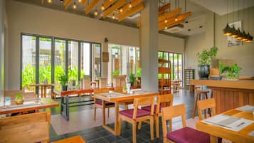 Se sirven desayunos, comidas, cenas y cocina local e internacional