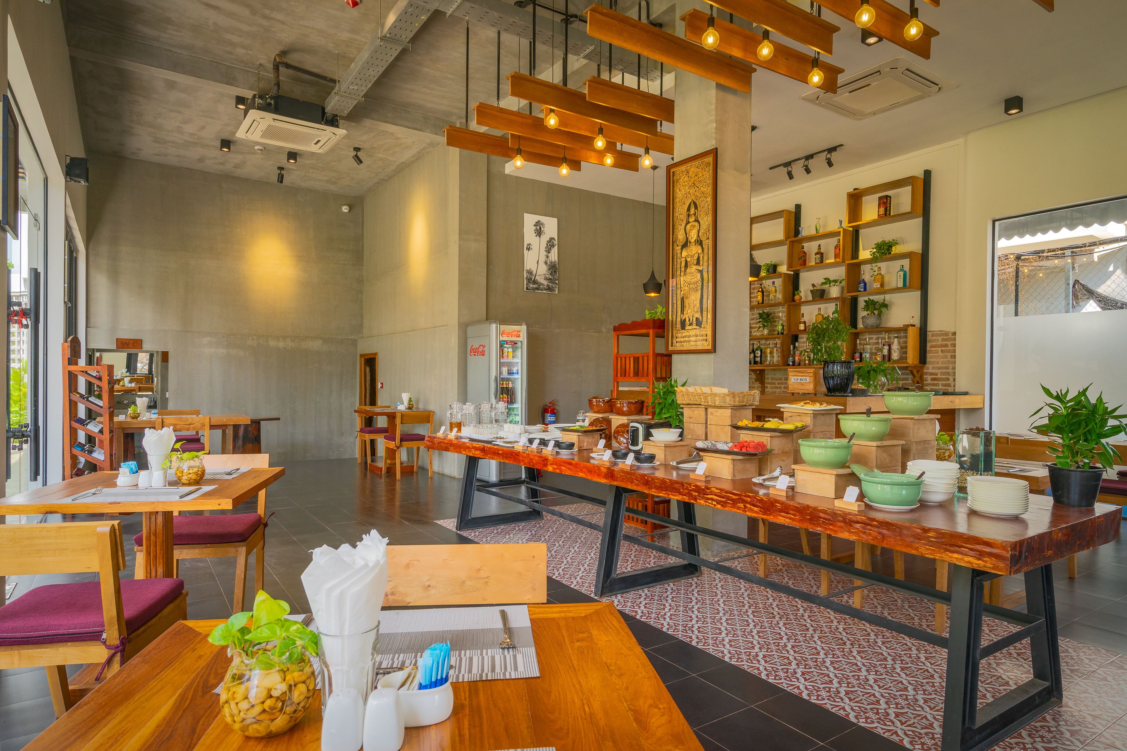 breakfast, lunch, dinner served; local and international cuisine