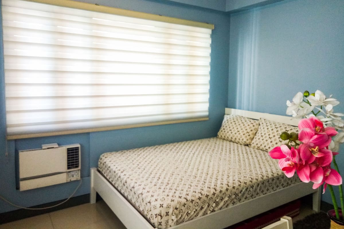 Elegant Suite at BGC next to Venice Mall | พื้นที่ทำงานแบบใช้แล็ปท็อป, Wi-Fi ฟรี, ผ้าปูที่นอน