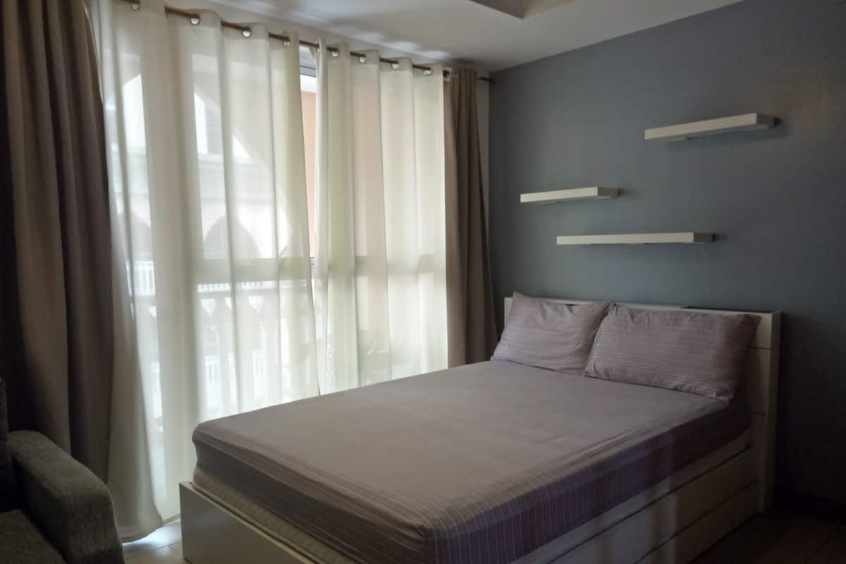 ห้องพัก (Superb Place at Venice Mall BGC) | พื้นที่ทำงานแบบใช้แล็ปท็อป, Wi-Fi ฟรี, ผ้าปูที่นอน