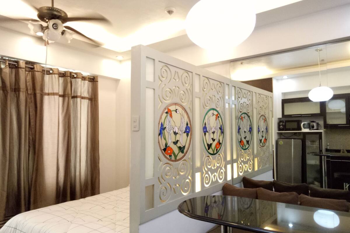 Cozy 1BR next to Grand Canal Mall | พื้นที่ทำงานแบบใช้แล็ปท็อป, Wi-Fi ฟรี, ผ้าปูที่นอน