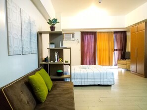 Laptop workspace, free WiFi, bed sheets - Venice Mall Area McKinley Hill Taguig BGC (Taguig)