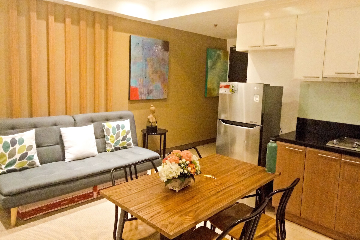 ห้องพัก (Relax Venice Mall BGC) | พื้นที่ทำงานแบบใช้แล็ปท็อป, Wi-Fi ฟรี, ผ้าปูที่นอน