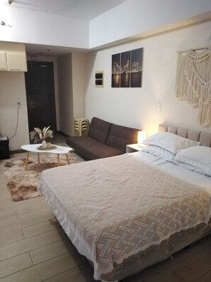 Laptop workspace, free WiFi, bed sheets - Venice Mall Area McKinley Hill Taguig BGC (Taguig)