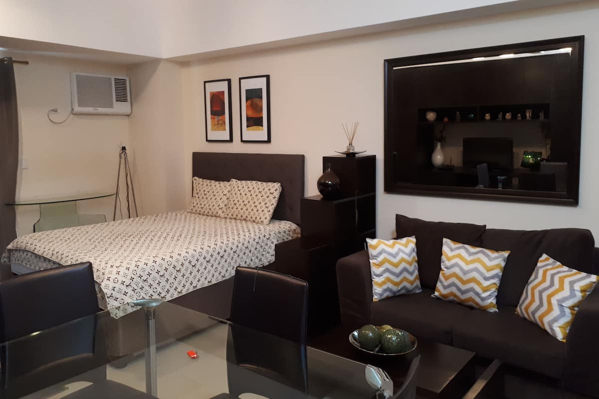 ห้องสวีท (Modern + High WiFi at BGC Venic) | พื้นที่ทำงานแบบใช้แล็ปท็อป, Wi-Fi ฟรี, ผ้าปูที่นอน
