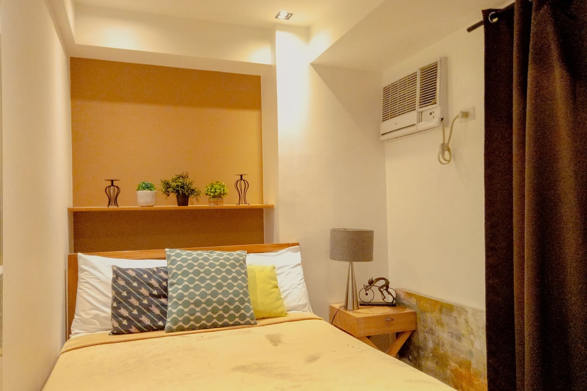 ห้องพัก, 1 ห้องนอน (Grand Canal Mall + WiFi at BGC) | พื้นที่ทำงานแบบใช้แล็ปท็อป, Wi-Fi ฟรี, ผ้าปูที่นอน