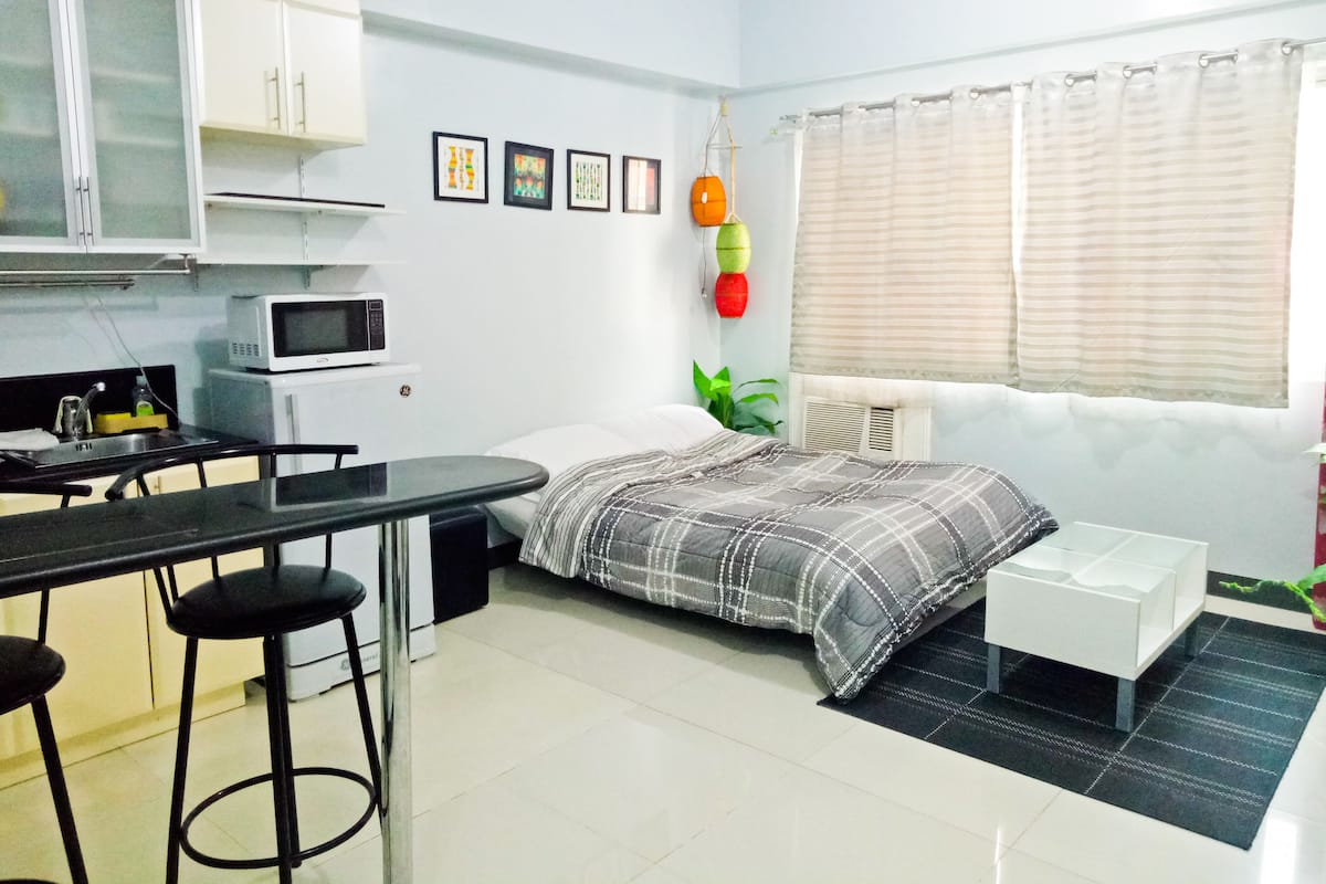 New Studio with High WiFi at BGC | พื้นที่ทำงานแบบใช้แล็ปท็อป, Wi-Fi ฟรี, ผ้าปูที่นอน