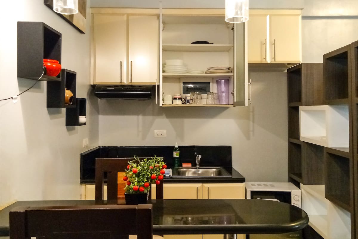 Comfortable Studio plus High WiFi at BGC | ครัวขนาดเล็กส่วนตัว | ตู้เย็น, ไมโครเวฟ, เตาประกอบอาหาร, เครื่องล้างจาน