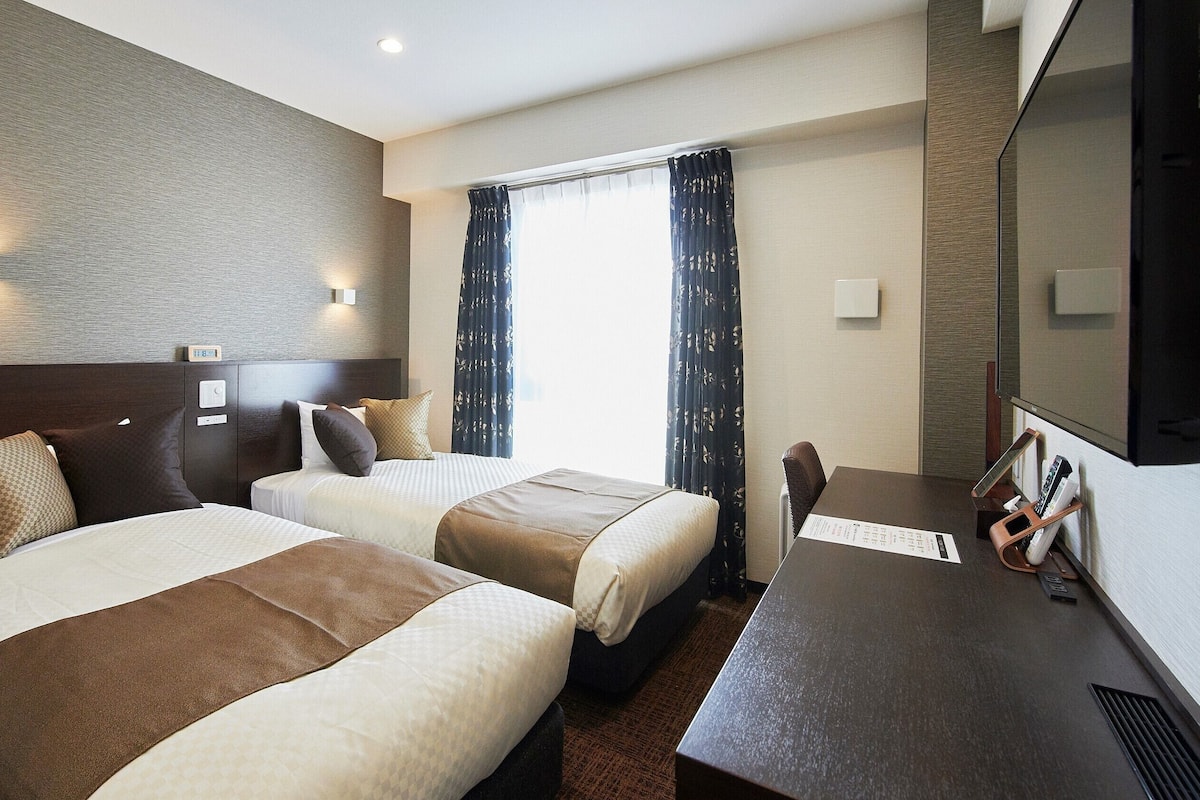 In-room safe, WiFi (free), bed sheets