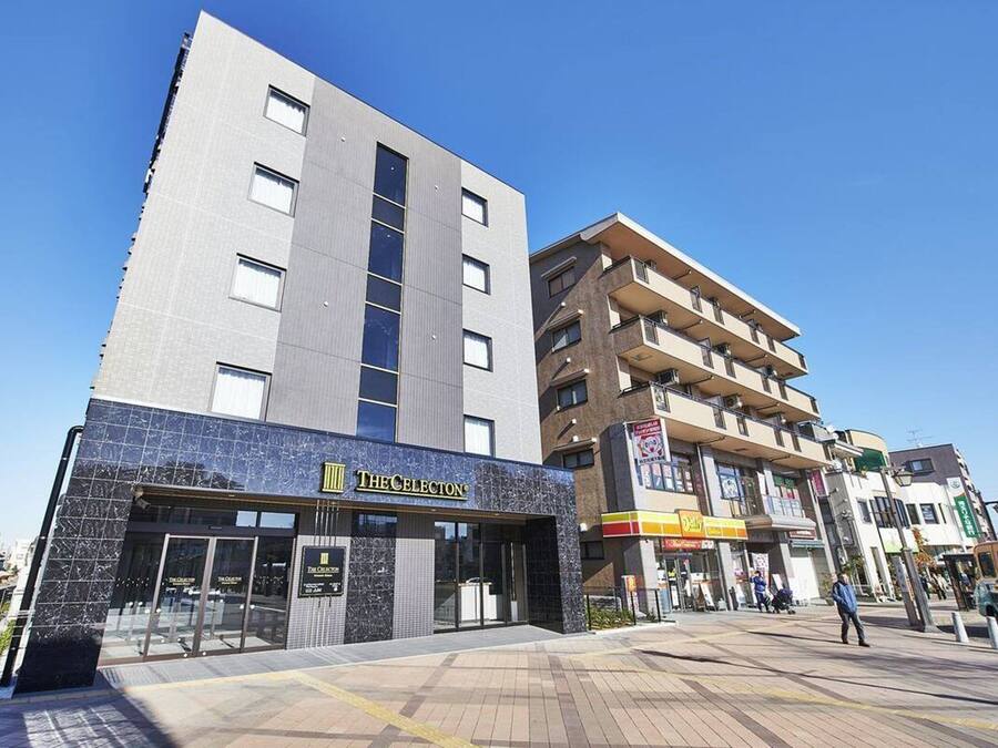 Un edificio moderno con fachada de vidrio, identificado con el rótulo