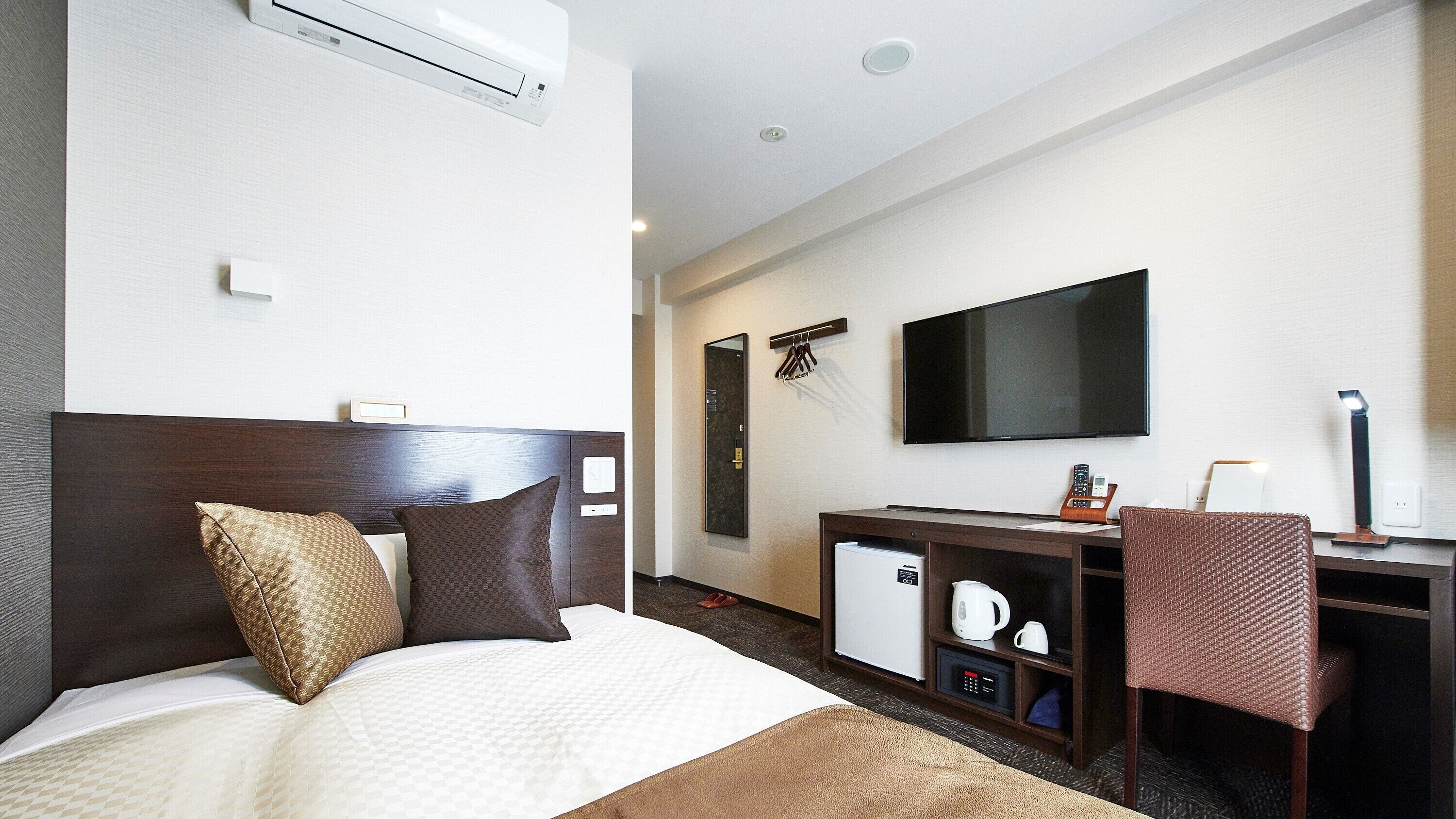 In-room safe, free WiFi, bed sheets
