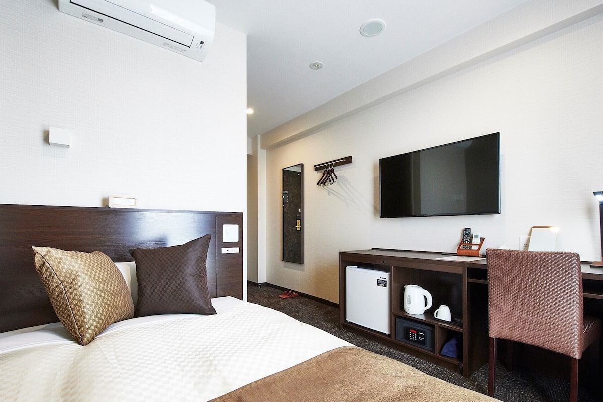 In-room safe, WiFi (free), bed sheets
