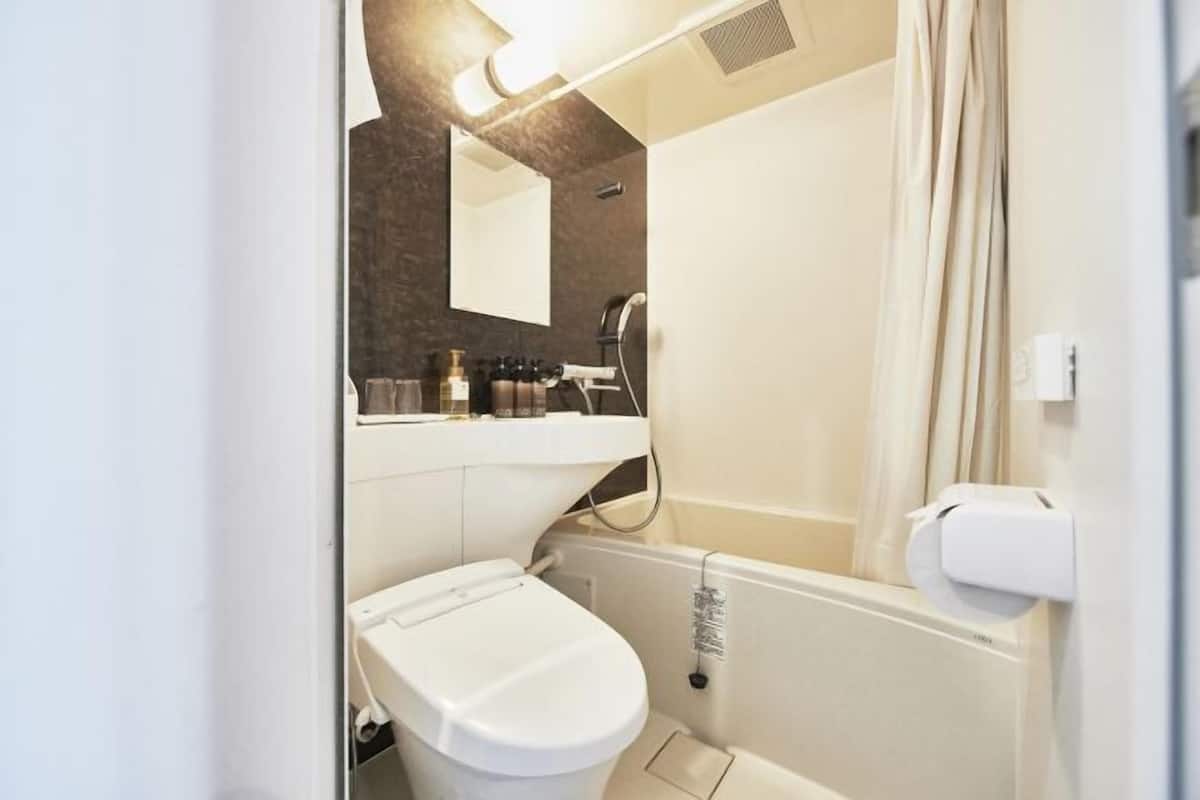 Bagno | Doccia, set di cortesia gratuito, asciugacapelli, pantofole