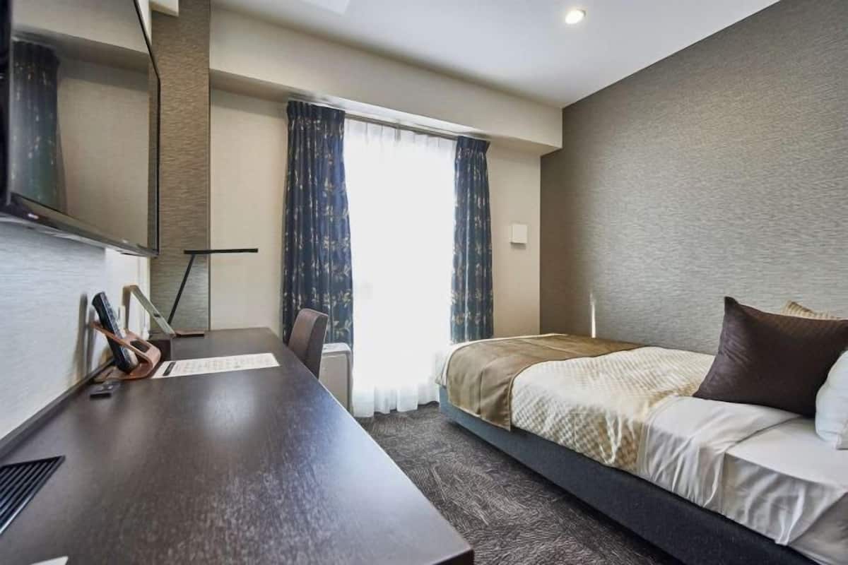 Caja de seguridad en la habitación, wifi gratis y ropa de cama
