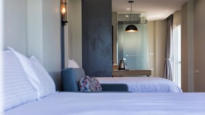 A hotel room with two beds, a desk, and a large window. - Jia Xiang Lin Guan Hai Homestay 2 (Magong)