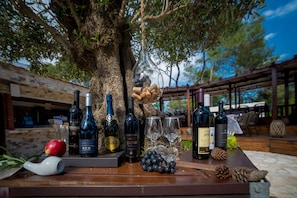 5 restaurants, breakfast, lunch, dinner served; Italian cuisine