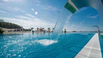6 outdoor pools, pool umbrellas, pool loungers
