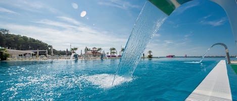 6 piscinas externas, guarda-sóis, espreguiçadeiras