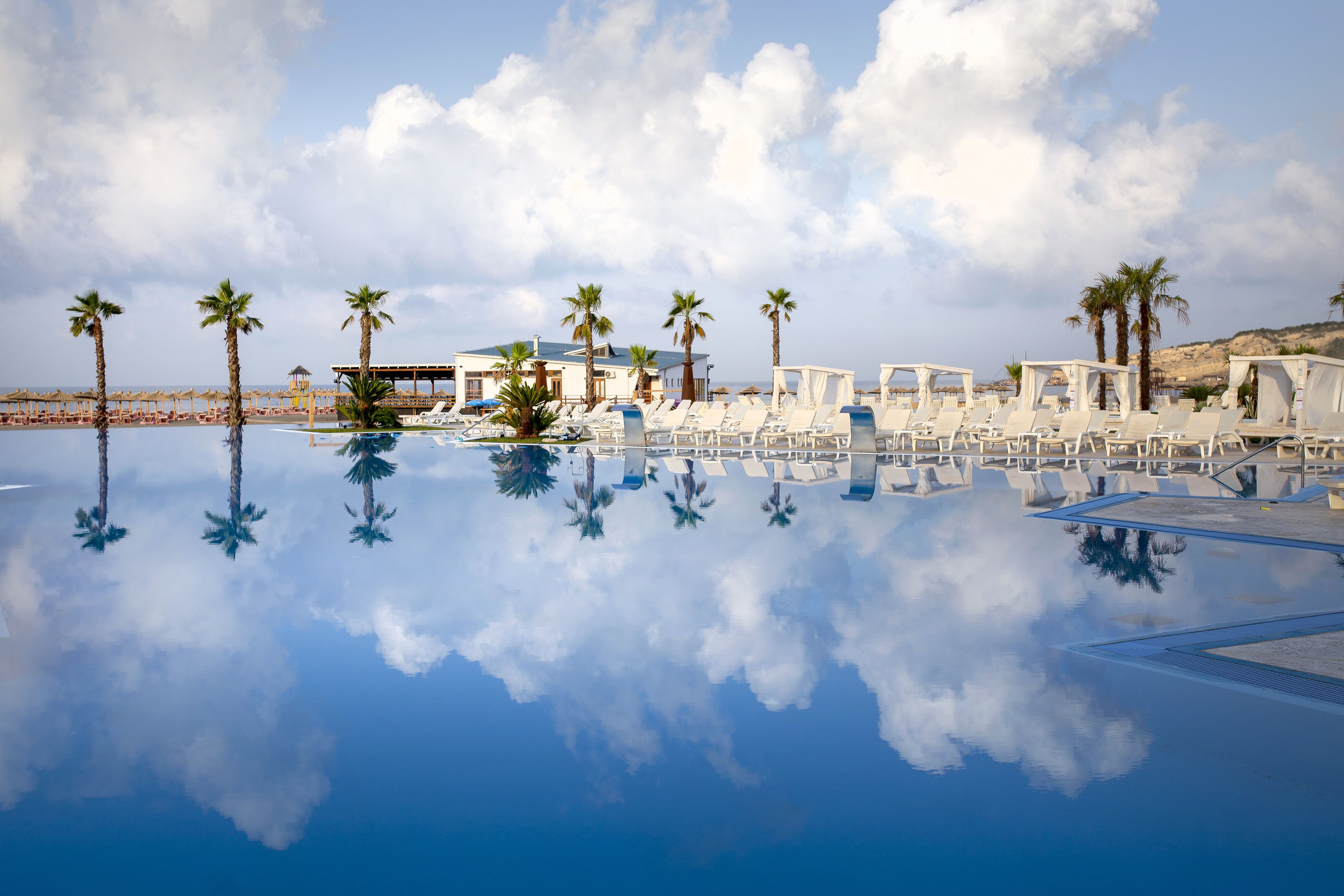 6 室外游泳池，池畔遮阳伞，日光浴躺椅