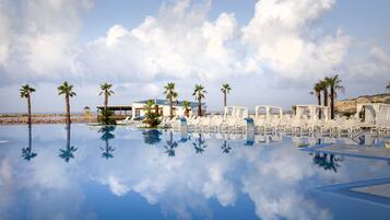 6 outdoor pools, pool umbrellas, sun loungers